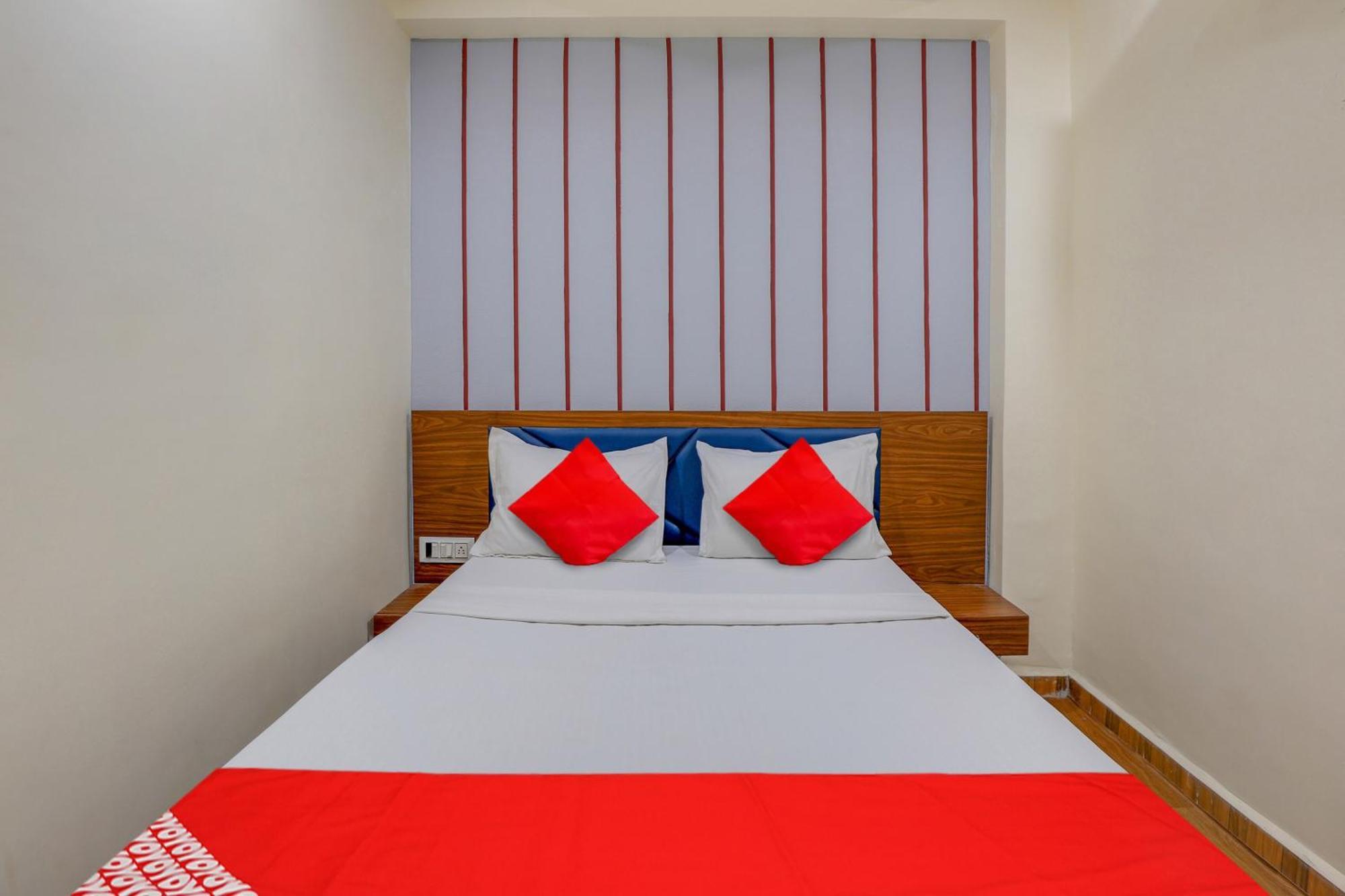 Hotel O Lotus Сурат Екстер'єр фото